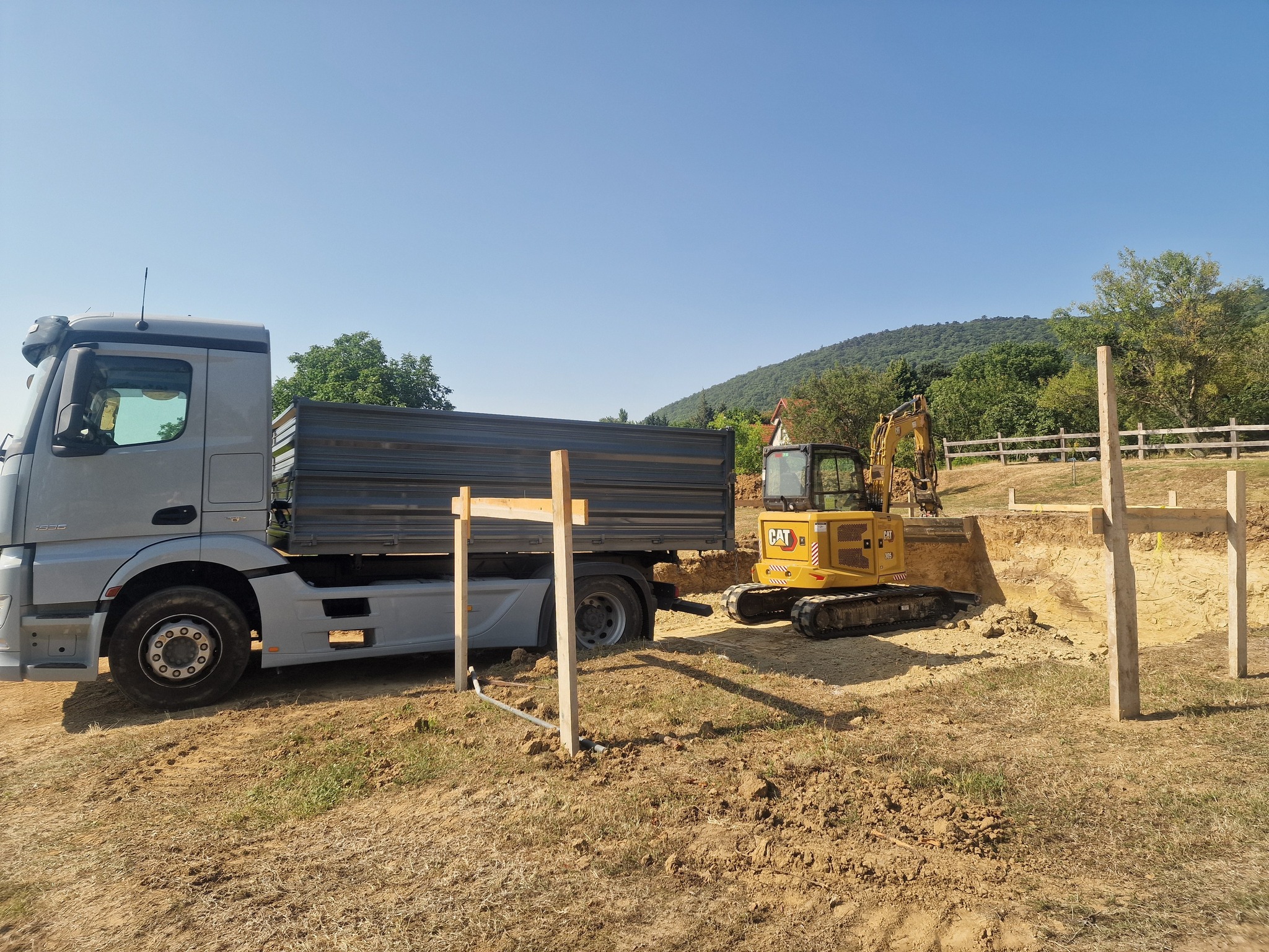 Gép és teherautó összhang